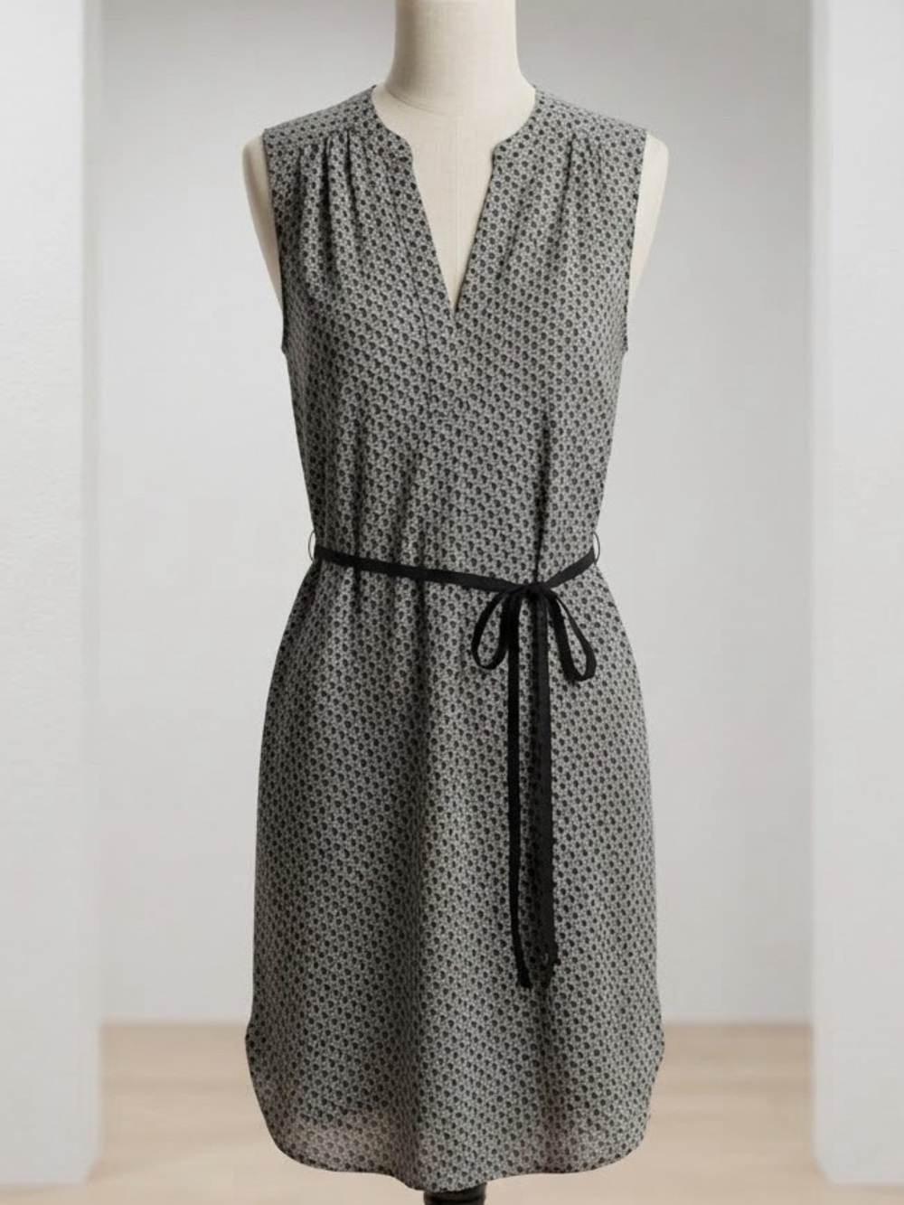 H&M Black and White Sleeveless V-Neck Dress with Waist Tie